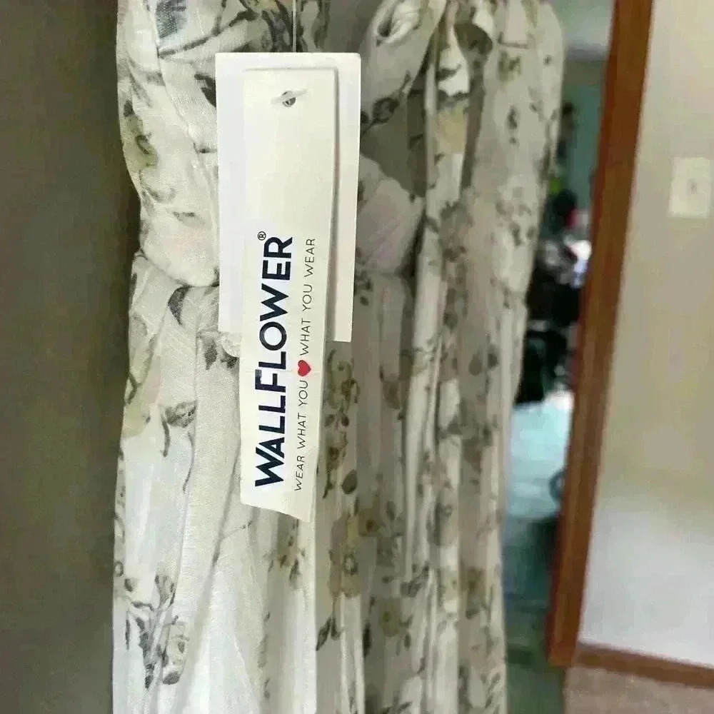 Wallflower dress soft lightweight material - Picture 3 of 4